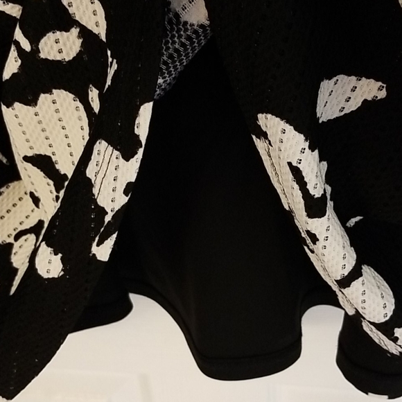 Black and white lined floral dress - Picture 4 of 6